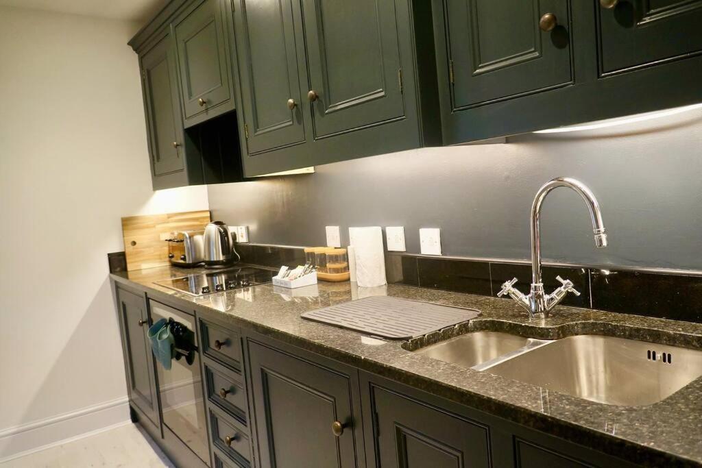 Appartamento Epic Location, Views & Large Private Terrace Windsor Esterno foto