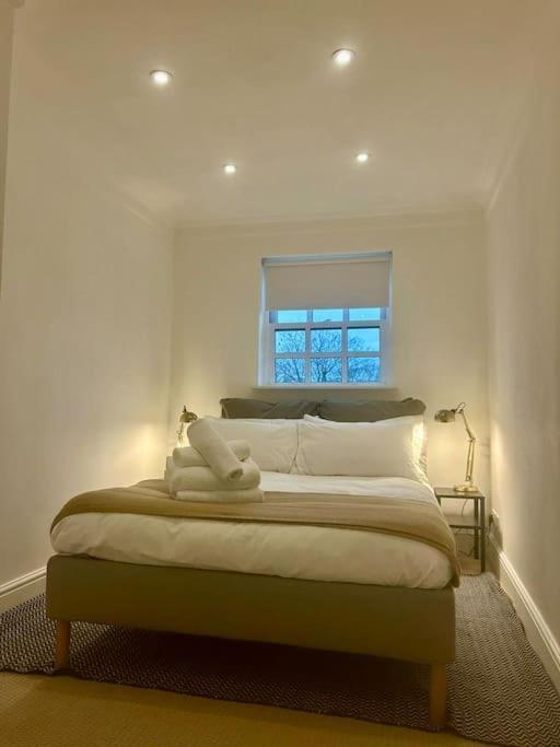 Appartamento Epic Location, Views & Large Private Terrace Windsor Esterno foto