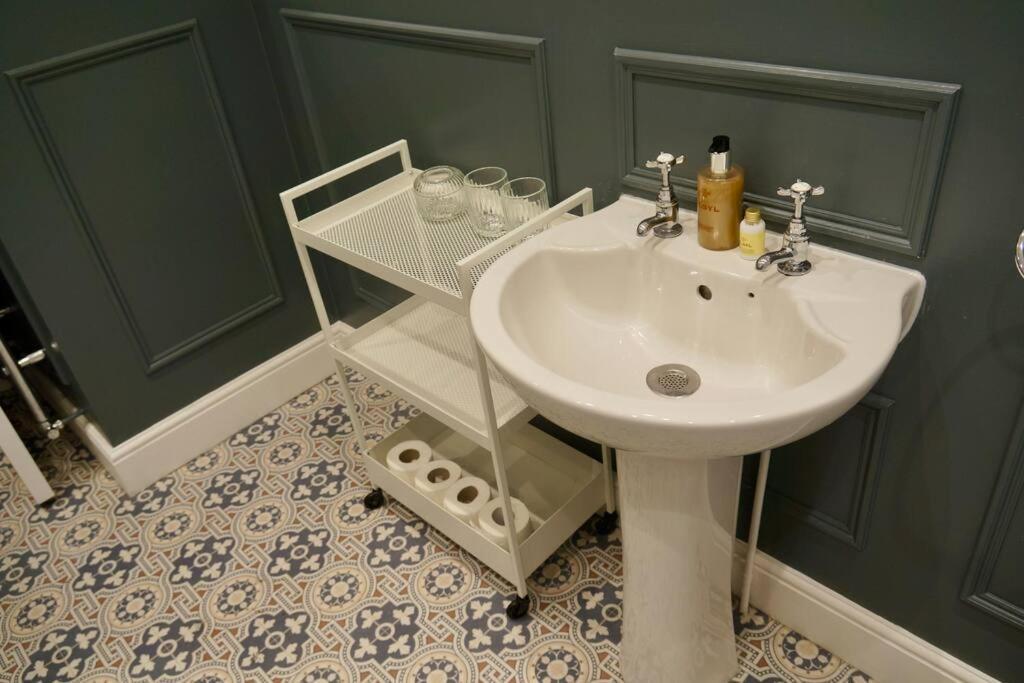 Appartamento Epic Location, Views & Large Private Terrace Windsor Esterno foto