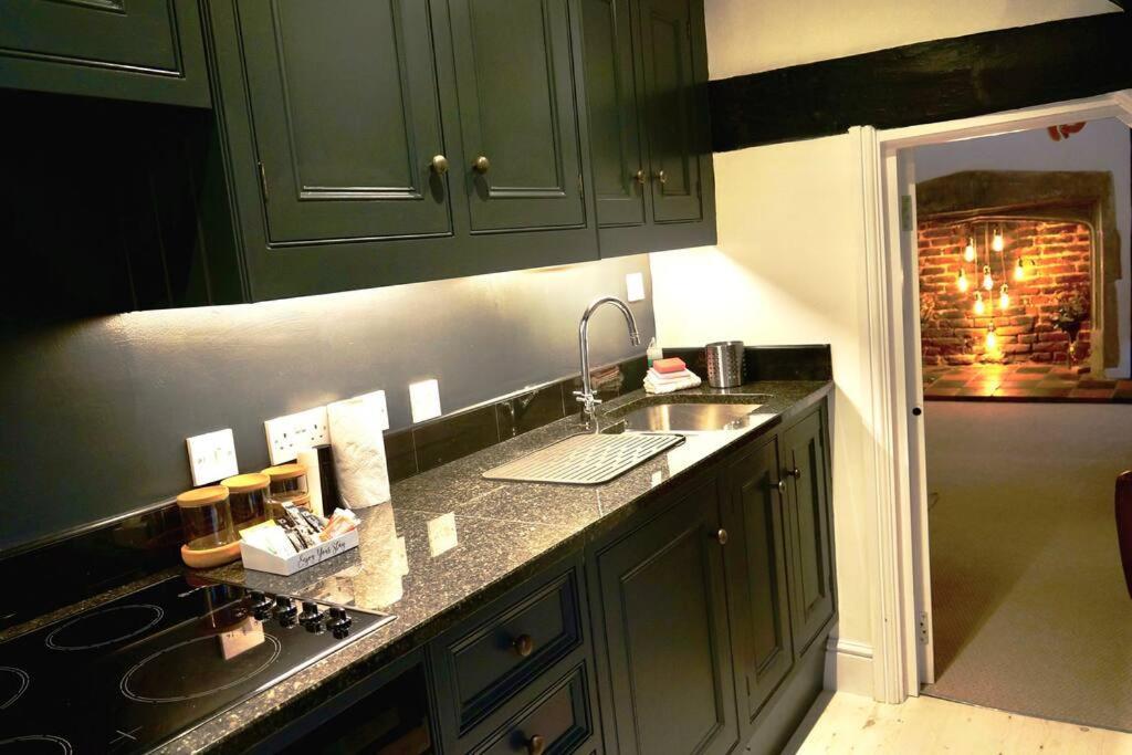 Appartamento Epic Location, Views & Large Private Terrace Windsor Esterno foto